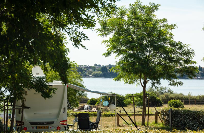 Emplacements pour caravane au camping en bordure de l'étang de thau