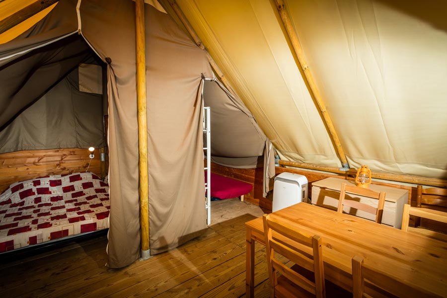 Chambre de la tente toilée du camping Lou Labech à Bouzigues