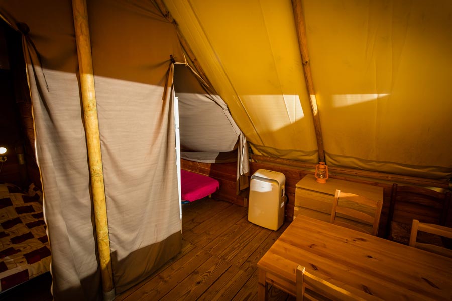 Chambre de la tente toilée du camping Lou Labech près de Balaruc