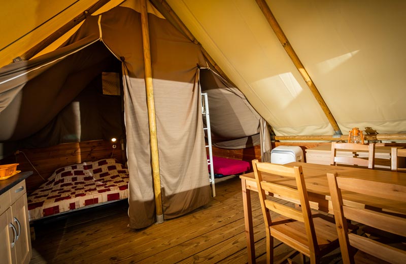 Intérieur de la tente toilée du camping Lou Labech près de Balaruc