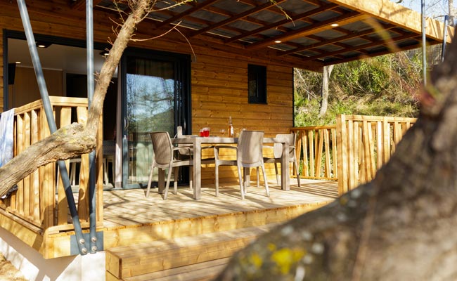 Vue extérieure du chalet casane du camping Lou Labech en bordure de l'étang de thau