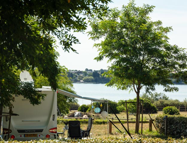 Vue extérieure d'un emplacement pour camping-cariste en location au camping Lou Labech en bordure de l'étang de thau