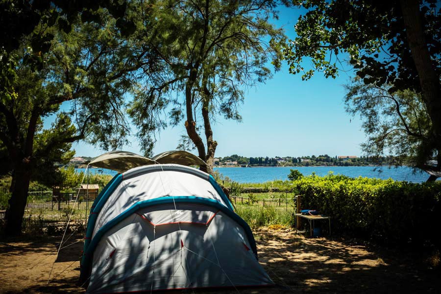 Les emplacements pour tente au camping Lou Labech en bordure de l'étang de thau, à Bouzigues