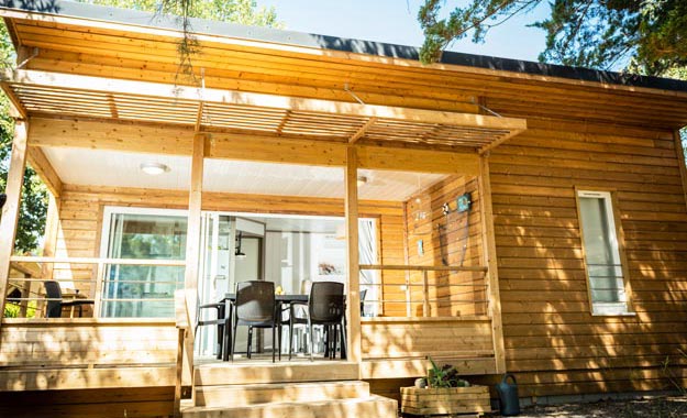 Vue extérieure d'un hébergement en location au camping Lou Labech à Bouzigues