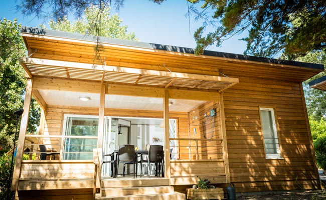 Vue extérieure du chalet de plein air du camping Lou Labech en bordure de l'étang de thau