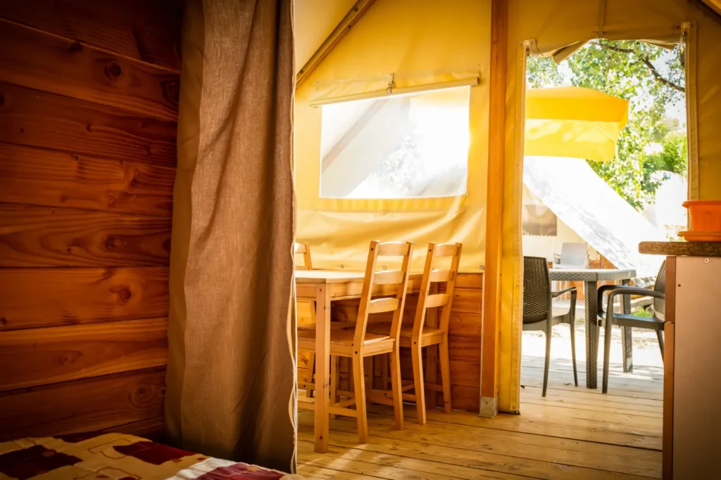 Coin repas de la cabane toilée en location au camping Lou Labech, camping 3 étoiles à Bouzigues proche de Balaruc-les-Bains dans l'Hérault