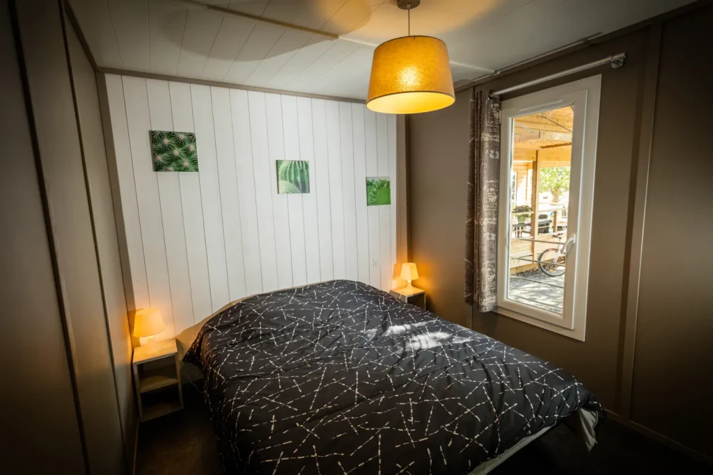 Chambre avec lit double, en location au camping Lou Labech, camping 3 étoiles à Bouzigues dans l'Hérault