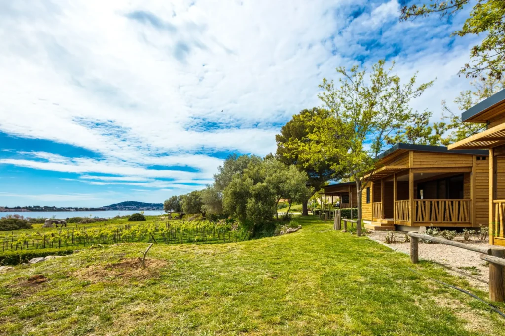 Chalet Premium avec vue sur l'Etang de Thau, en location au camping Lou Labech, camping 3 étoiles à Bouzigues