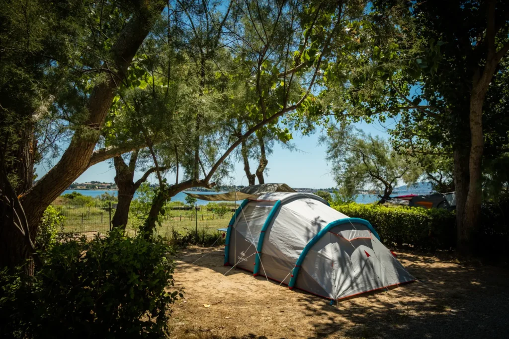 Les emplacements pour tentes du camping Lou Labech, camping près de Balaruc-les-Bains