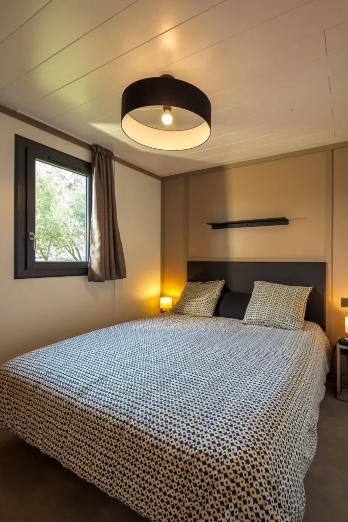 Chambre avec lit double du chalet Premium en location au camping Lou Labech, camping 3 étoiles à Bouzigues