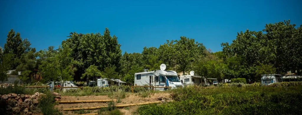 Emplacement camping pour camping-car, du camping 3 étoiles Lou Labech à Bouzigues