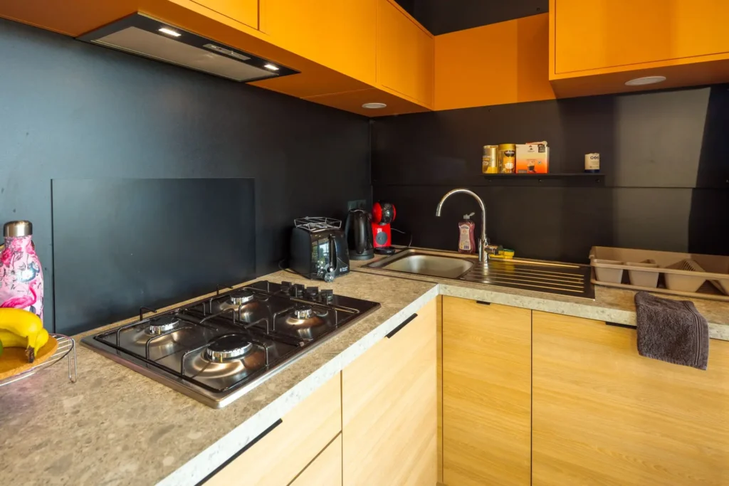Coin cuisine Chalets Plus en location au camping 3 étoiles près de Balaruc-les-Bains, Lou Labech