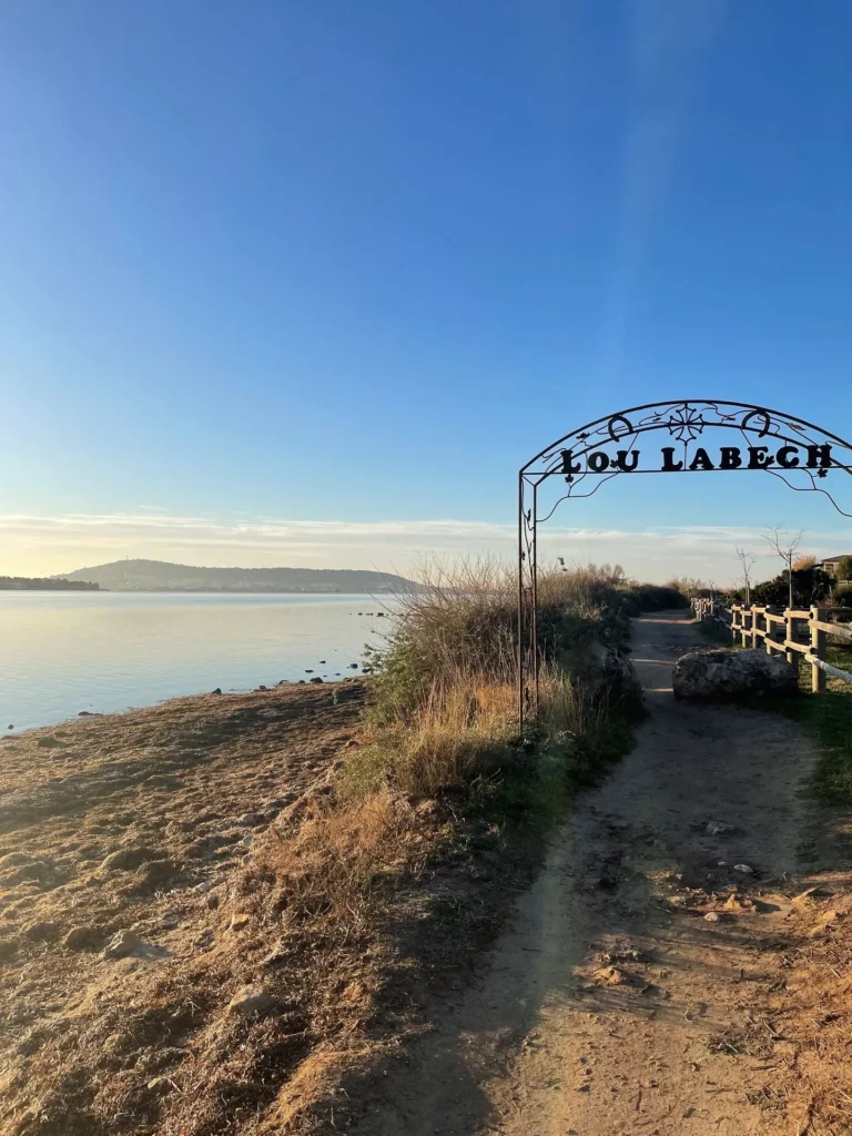 L'Entrée du camping 3 étoiles Lou Labech à Bouzigues
