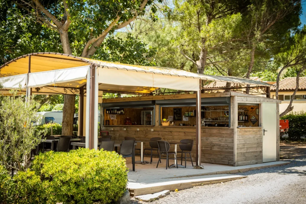 Bar à proximité des emplacements camping pour tente, caravane et camping-car, du camping 3 étoiles Lou Labech à Bouzigues
