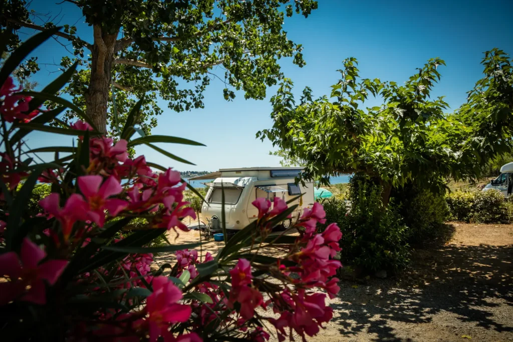 Emplacement camping pour caravane du camping 3 étoiles Lou Labech à Bouzigues