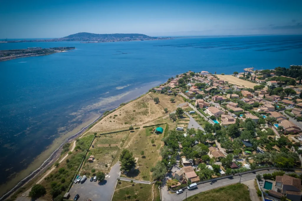 Vue aérienne des emplacements camping pour tente, caravane et camping-car, du camping 3 étoiles Lou Labech à Bouzigues