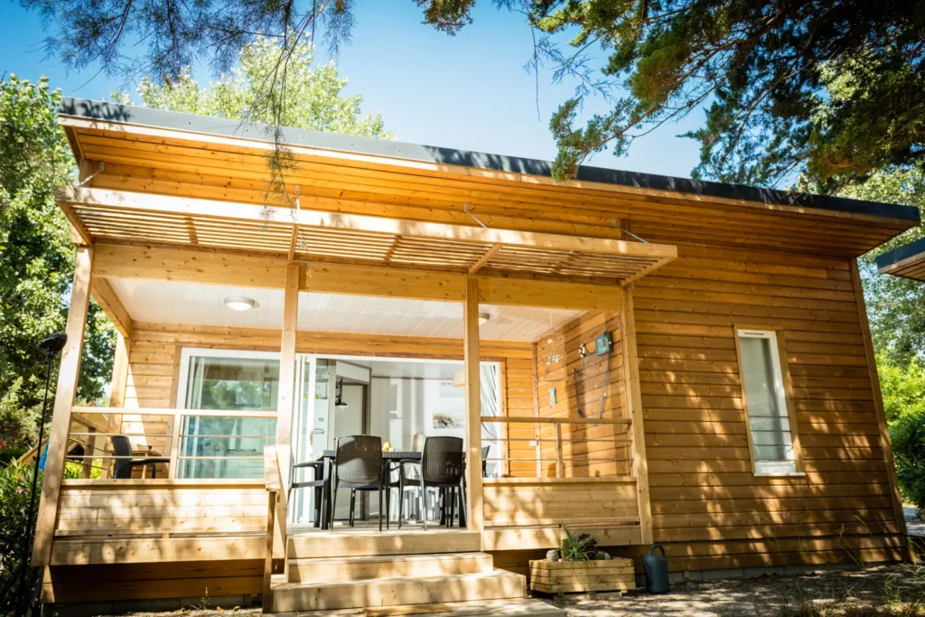 Vue extérieure chalet plein, standard en location au camping 3 étoiles Lou Labech près de Balaruc-les-Bains