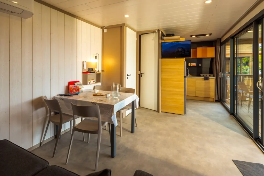 Coin repas et cuisine des chalets Plus et Premium, en location au camping Lou Labech, camping 3 étoiles à Bouzigues