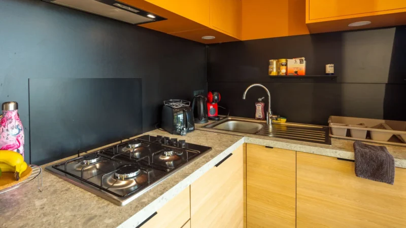 Coin cuisine du Chalet Plus, en location au camping Lou Labech, camping 3 étoiles à Bouzigues dans l'Hérault