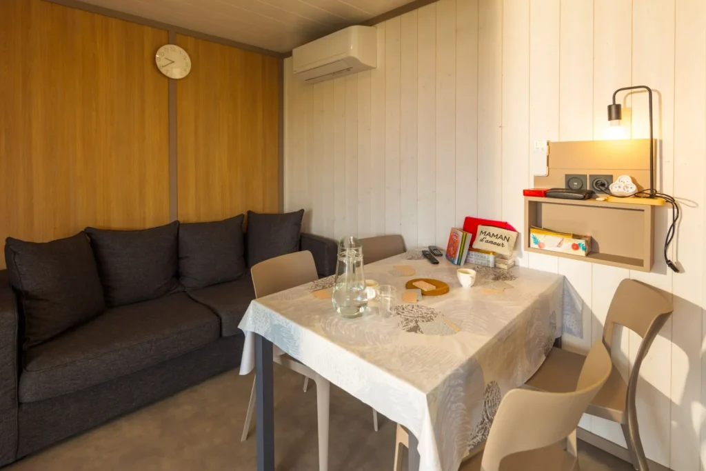 Coin repas du chalet Plus, en location au camping Lou Labech, camping 3 étoiles à Bouzigues dans l'Hérault