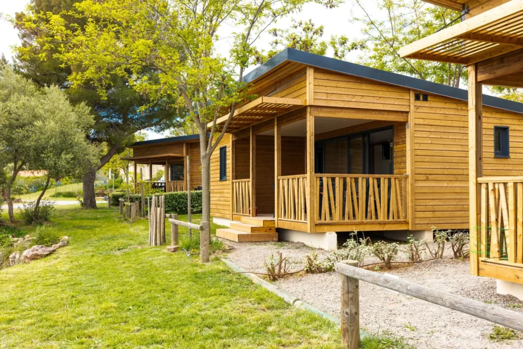 Vue du chalet Plus, en location au camping Lou Labech, camping 3 étoiles à Bouzigues dans l'Hérault