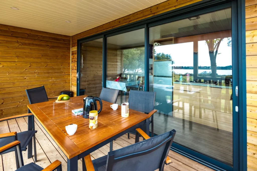 Terrasse couverte avec salon de jardin, en location au camping Lou Labech, camping 3 étoiles à Bouzigues dans l'Hérault