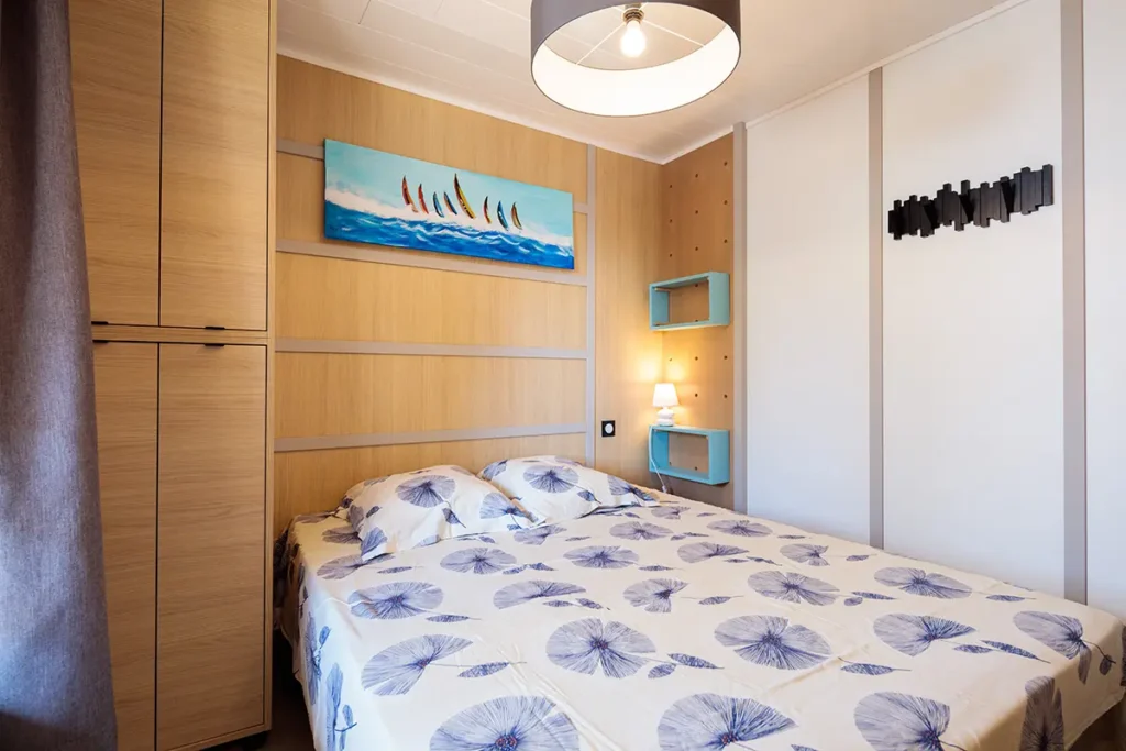 Chambre avec lit deux places, en location au camping Lou Labech, camping 3 étoiles à Bouzigues à proximité de l'étang de thau
