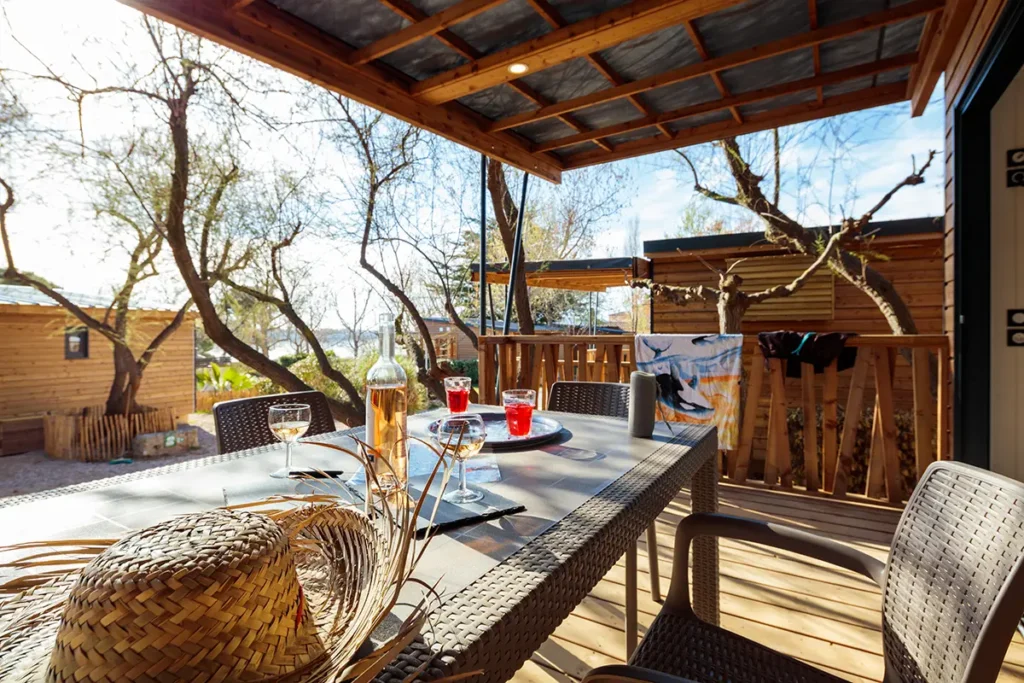 Terrasse couverte du chalet Casane en location au camping Lou Labech, camping 3 étoiles à Bouzigues à proximité de l'étang de thau