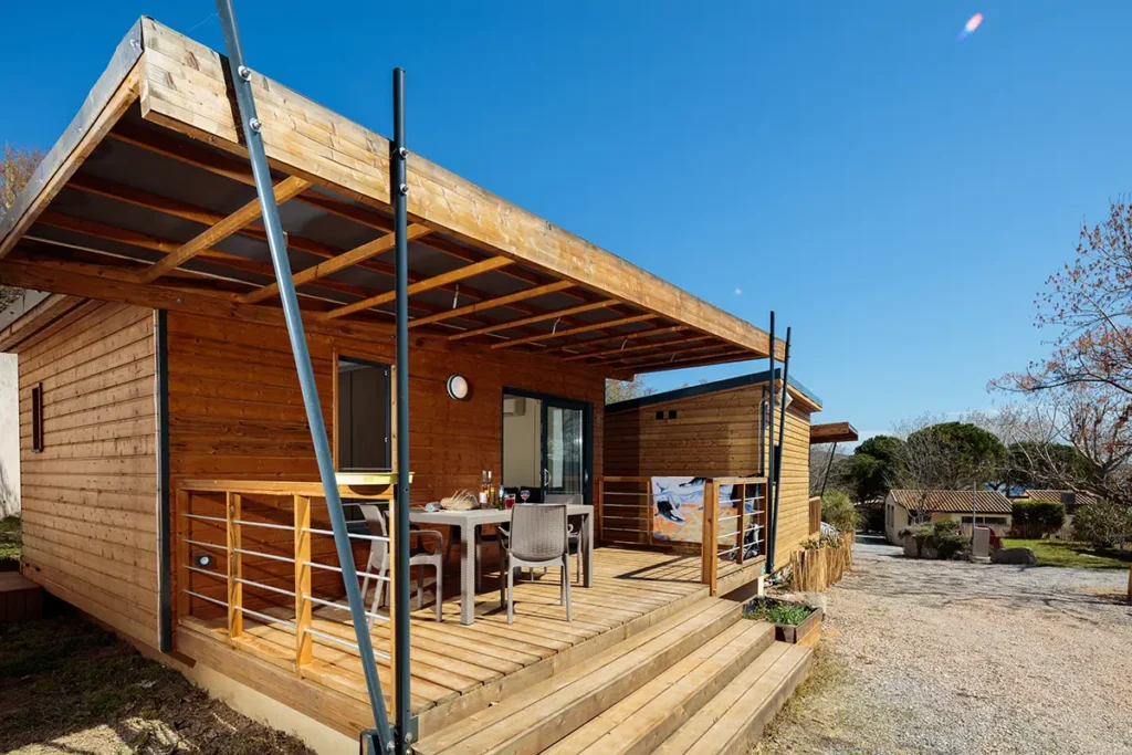 Vue extérieure chalet Casane avec terrasse couverte, en location au camping 3 étoiles près de Balaruc-les-Bains Lou Labech