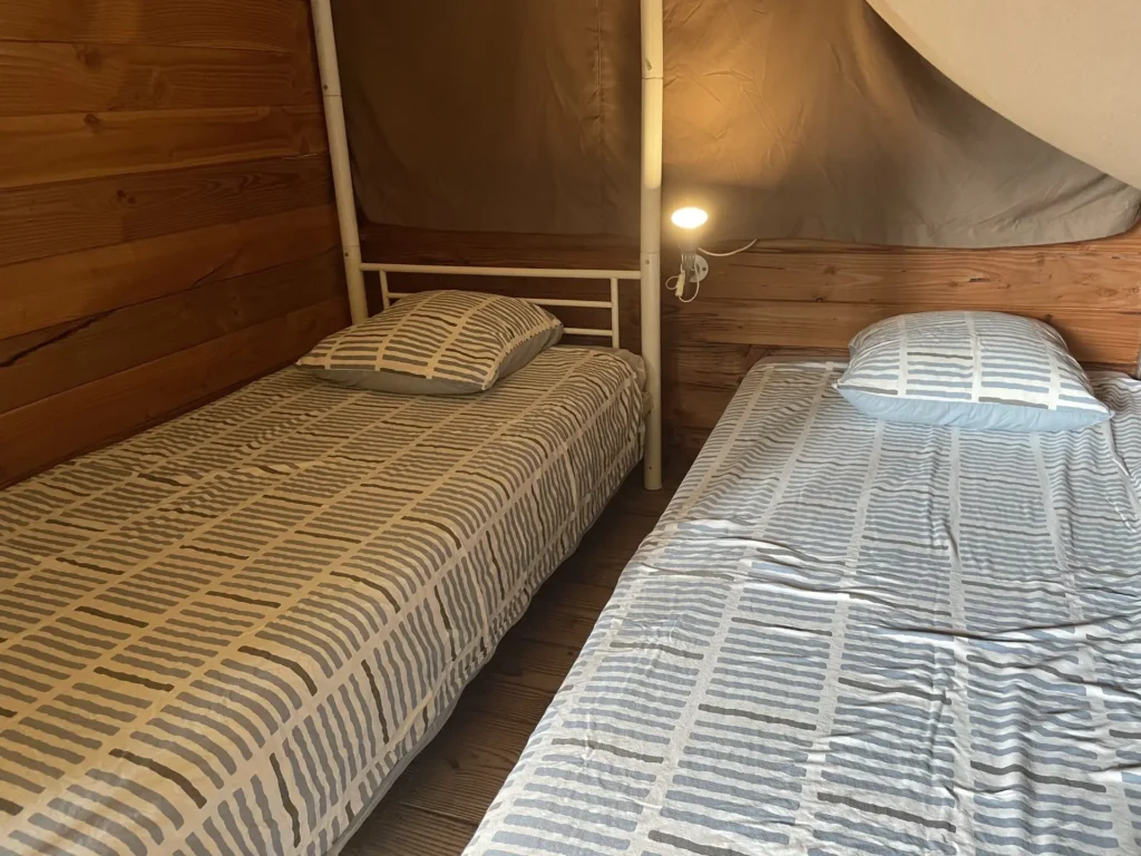 Chambre avec 2 lits une place, en location au camping Lou Labech, camping 3 étoiles à Bouzigues proche de Balaruc-les-Bains dans l'Hérault