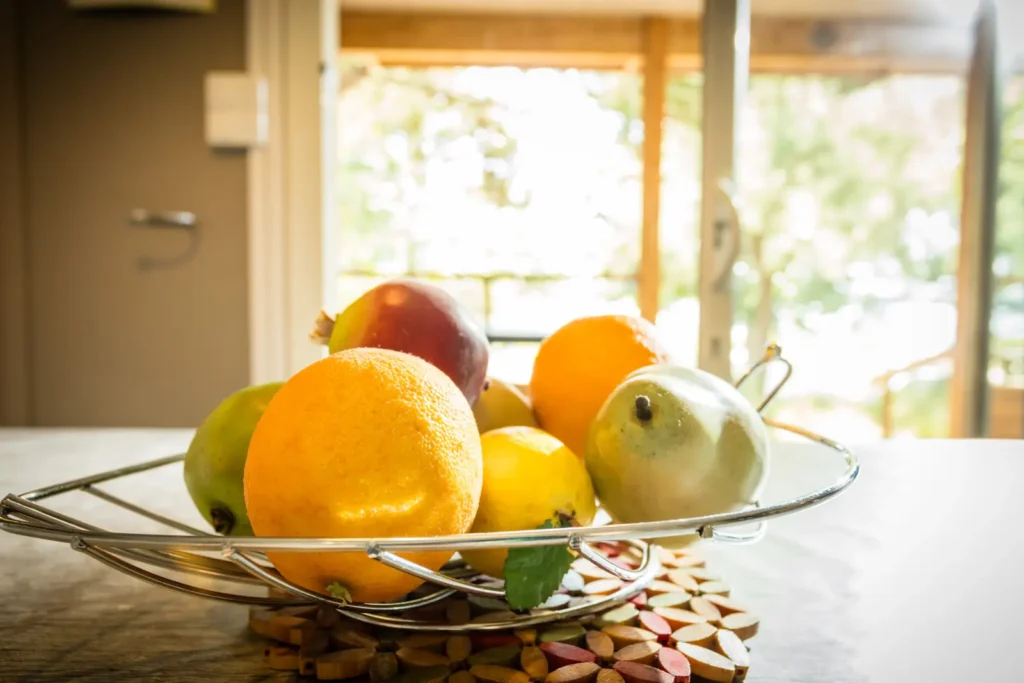 Corbeille à fruit, chalet plein air en location au camping Lou Labech, camping 3 étoiles à Bouzigues dans l'Hérault