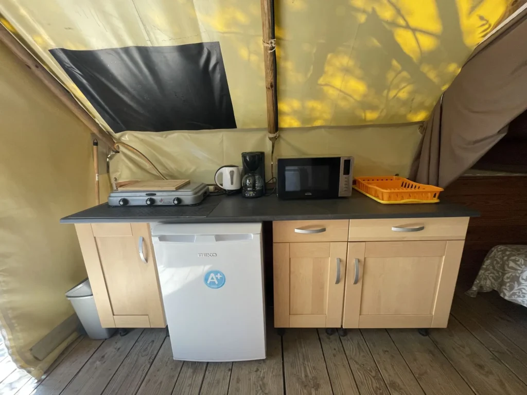 Coin cuisine de la cabane toilée, en location au camping Lou Labech, camping 3 étoiles à Bouzigues proche de Balaruc-les-Bains dans l'Hérault