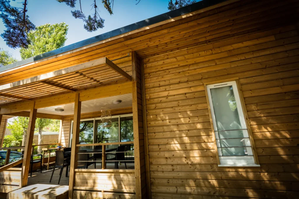 Vue extérieure du chalet Plein Air, en location au camping Lou Labech, camping 3 étoiles à Bouzigues dans l'Hérault