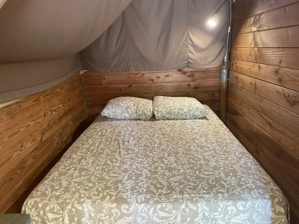 Chambre avec lit double de la cabane toilée, en location au camping Lou Labech, camping 3 étoiles à Bouzigues proche de Balaruc-les-Bains dans l'Hérault