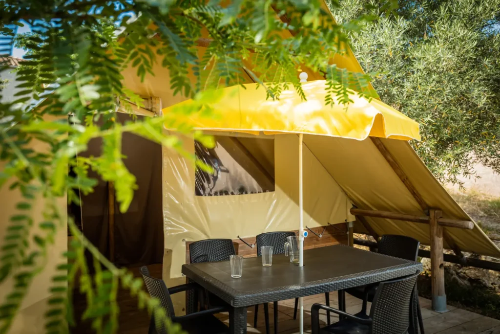 Vue de la cabane toilée en location au camping Labech, camping 3 étoiles près de Balaruc-les-Bains dans l'Hérault