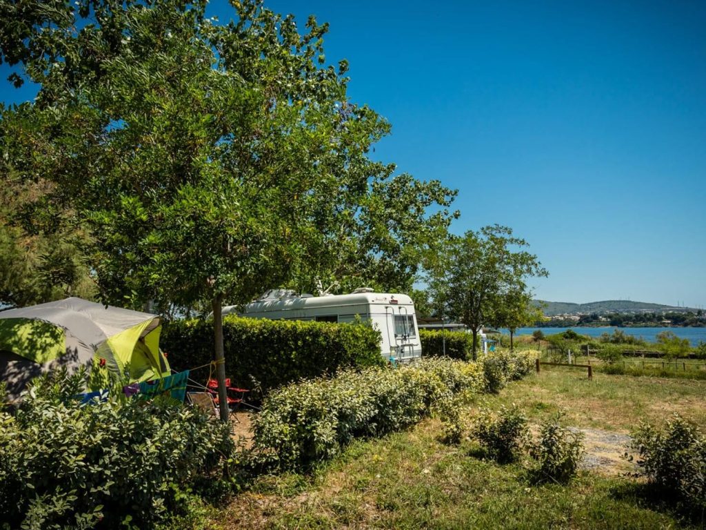 Emplacement pour caravane et tente au camping Lou Labech à Bouzigues