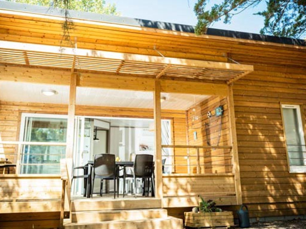 Vue extérieure d'un hébergement en location au camping Lou Labech à Bouzigues